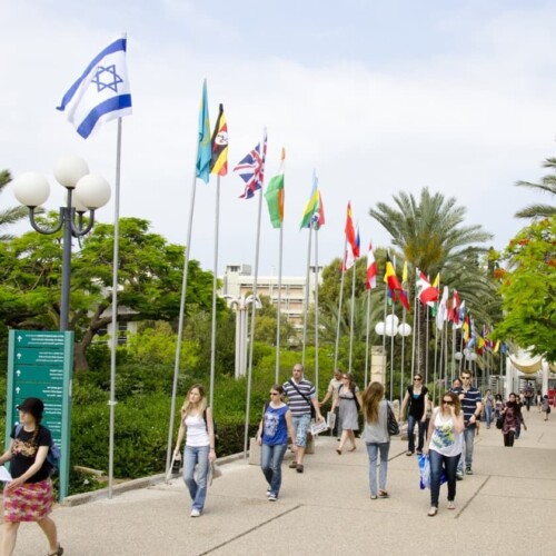 Campus der Tel Aviv University mit Studierenden