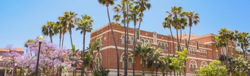 Gebäude der USC Gould School of Law im Sommer