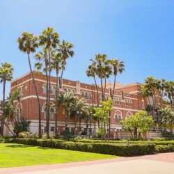 Gebäude der USC Gould School of Law im Sommer