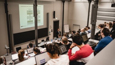 Ein kleiner Hörsaal der Univerität Liechtenstein.