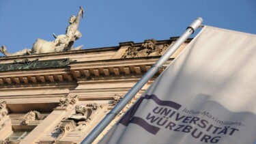 Gebäude der Universität Würzburg mit Logo