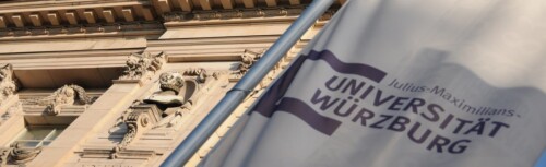 Gebäude der Uni Würzburg mit Flagge