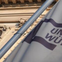 Gebäude der Uni Würzburg mit Flagge