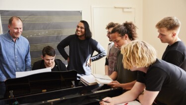 Studenten versammeln sich am Klavier