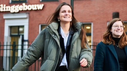 Zwei Studierende der University of Groningen stehen vor einem Gebäude der Universität