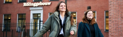 Zwei Studierende der University of Groningen stehen vor einem Gebäude der Universität