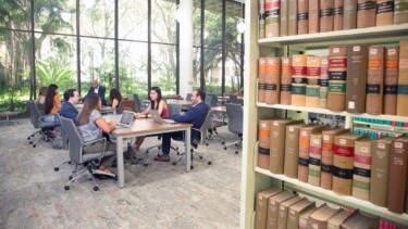 Studierende der University of Miami School of Law in der Bibliothek