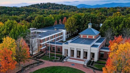 Campus der University of Virginia School of Law mit Bergen im Hintergrund und herbstlichen Bäumen.