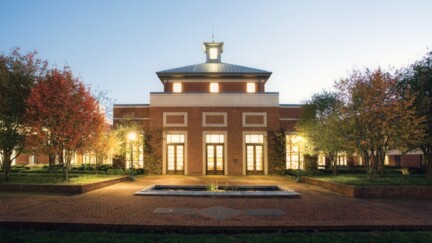 Eingang eines Campus-Gebäudes der University of Virginia School of Law am Abend