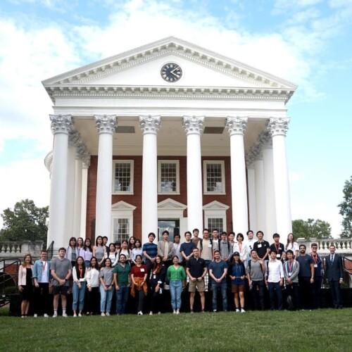 Gruppe von Studierenden der University of Virginia School of Law steht zusammen.