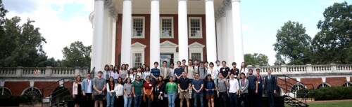 Studierende der University of Virginia School of Law stehen in Gruppe zusammen vor Gebäude.