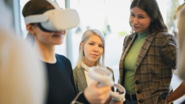 Studierende tragen VR-Brillen.