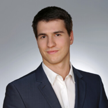 Alexander hat den Master in Management der IE Business School absolviert