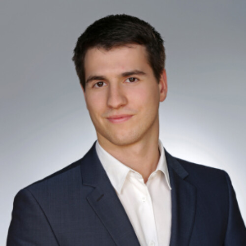 Alexander hat den Master in Management der IE Business School absolviert [Quelle: e-fellows.net]