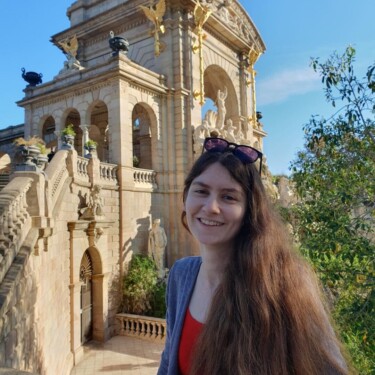 Stipendiatin Sarah Dhein steht vor einem historischen Gebäude in Barcelona.