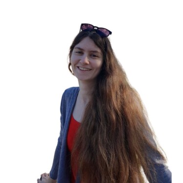 Stipendiatin Sarah Dhein steht vor einem historischen Gebäude in Barcelona.