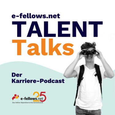 Cover des Podcasts "TALENT Talks" – der Karrierepodcast von e-fellows.net. Im Hintergrund ist eine weiß-türkisfarbene Welle zu sehen. Im Vordergrund schaut in junger Mann in schwarz-weiß durch ein Fernglas.