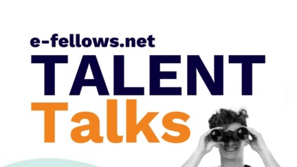 Cover des Podcasts "TALENT Talks" – der Karrierepodcast von e-fellows.net. Im Hintergrund ist eine weiß-türkisfarbene Welle zu sehen. Im Vordergrund schaut in junger Mann in schwarz-weiß durch ein Fernglas.