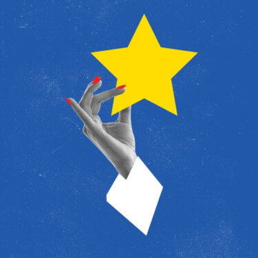 Eine Hand hält einen gelben Stern. Symbol für Lob oder eine gute Bewertung.
