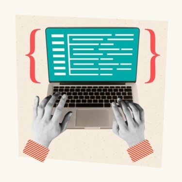 Ein Laptop mit Code und zwei tippende Hände