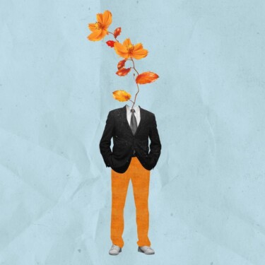 Ein Mann steht und anstelle eines Kopfes wächst eine Blume nach oben