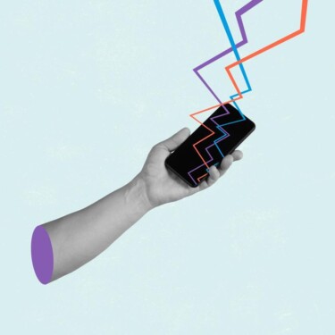 Die Hand hält ein Handy, welches von unterschiedlichen Blitzen getroffen wird