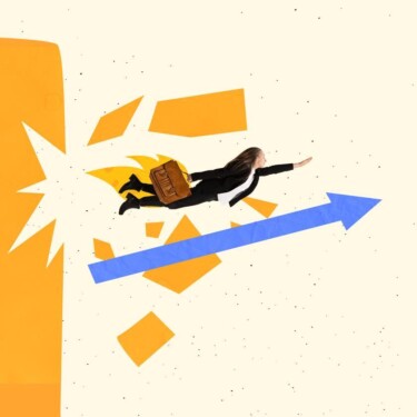 Die Frau durchbricht das Glas und fliegt wie ein Superheld nach vorne