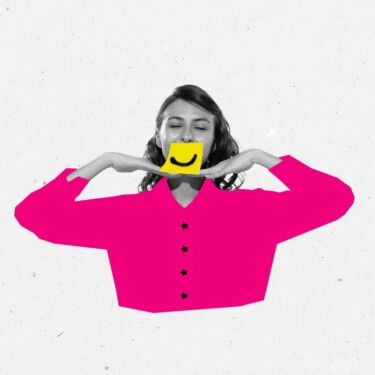 Eine Frau hat ein Stück Papier vor ihrem Mund auf dem ein lachendes Smiley abgebildet ist