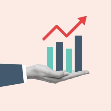 Eine Hand hält ein Säulendiagramm, das immer weiter steigt [© Olena – stock.adobe.com]
