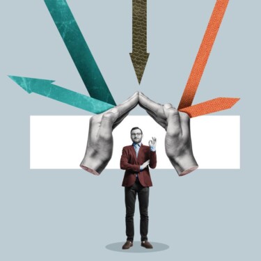 Ein Mann steht unter gefalteten Händen, die mehrere Pfeile abblocken [© svetazi – stock.adobe.com]