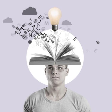 Ein Mann mit einem aufgeschlagenen Buch auf dem Kopf, aus dem Buchstaben und eine Glühbirne herausfliegen [© BillionPhotos.com – stock.adobe.com]