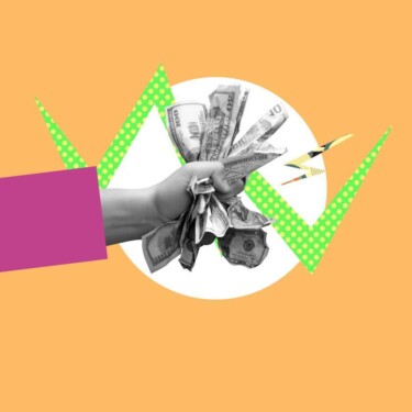 Eine Hand hält ein Bündel mit Geldscheinen, die sie zerknickt.