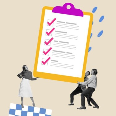 Frau und zwei Männer tragen eine große Checkliste. Alle Punkte sind abgehackt. Die Frau wirkt stolz.