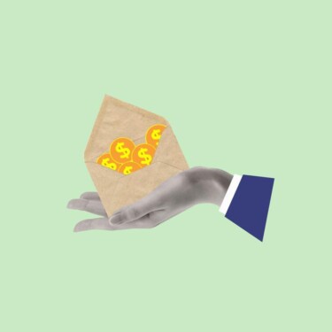 Hand, die einen Briefumschlag hält. In dem Umschlag sind Geldstücke drinnen.