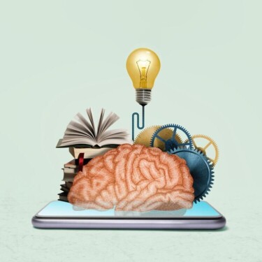 Auf einem riesigen Smartphone liegen eine Zeichnung eines Gehirns, ein Stapel Bücher und Zahnräder. Darüber schwebt eine Glühbirne.