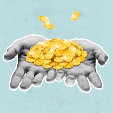 Ein Münzhaufen liegt auf zwei aufgehaltenen Händen.