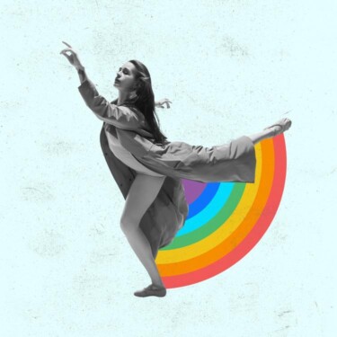 Eine Frau in Balletschuhen befindet sich inmitten einer eleganten Tanzbewegung. Zwischen ihren Beinen spannt sich ein kreisförmiger Regenbogen auf.
