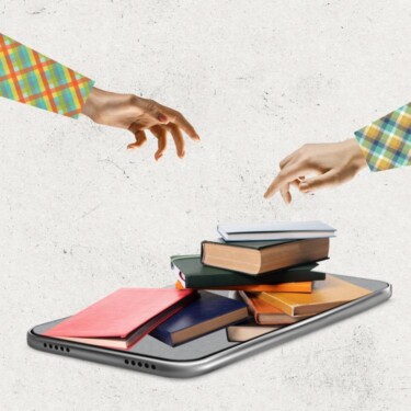 Auf einem riesigen Smartphone liegt ein Stapel Bücher. Zwei Hände greifen nach dem obersten Buch.