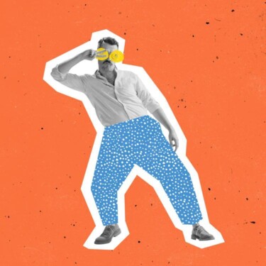 Mann mit gepunkteter blauer Hose steht nach hinten gelehnt und hält das Peace-Zeichen vor eins seiner Augen, die von gelben Kreisen verdeckt sind.