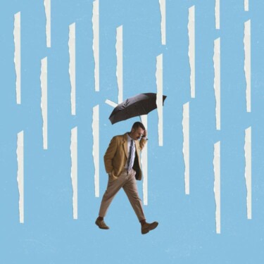 Mann mit Schirm läuft durch Regen.