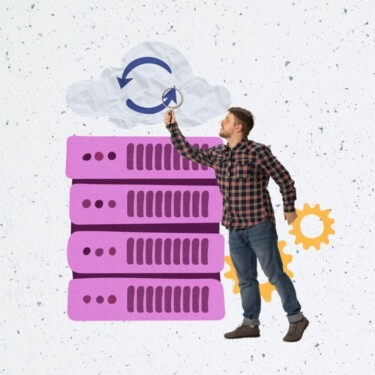 Ein Stapel Server, über dem eine Wolke mit einem Aktualisierungs-Symbol schwebt. Davor steht ein Mann, der die Wolke mit einer Lupe betrachtet.