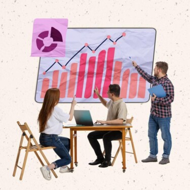Drei Personen, teilweise mit Laptop, diskutieren ein Diagramm, das im Hintergrund zu sehen ist. Das Diagramm zeigt einen Anstieg.