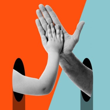 Aus zwei Löchern kommen Hände und treffen sich im High Five. Es handelt sich um eine Kinderhand und eine Erwachsenenhand.