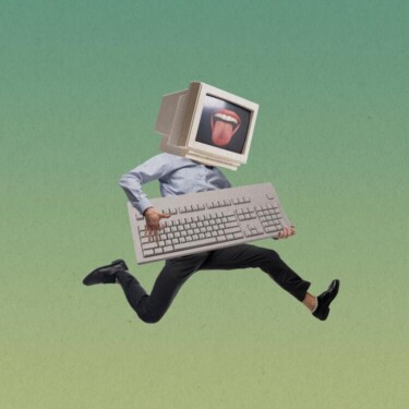 Eine Person schwebt in der Luft und hält eine große Tastatur wie eine Gitarre. Ihr Kopf wurde durch einen Bildschirm ersetzt, auf dem ein Mund mit herausgestreckter Zunge sichtbar ist.