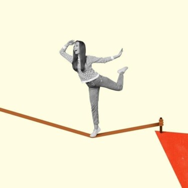 Eine Frau balanciert grazil auf einem Seil und blickt freudig in die Ferne.
