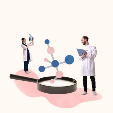 Eine Lupe, auf der ein Molekülmodell liegt. Darum stehen zwei Personen in weißen Kitteln mit Unterlagen.