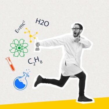 Ein Mann in Kittel hält einen Erlenmeyerkolben von sich weg. Im Hintergrund sind diverse chemische und physikalische Formeln und Symbole.