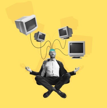Ein Mann meditiert. Um ihn herum schweben vier Bildschirme, die an seinen Kopf angeschlossen sind.