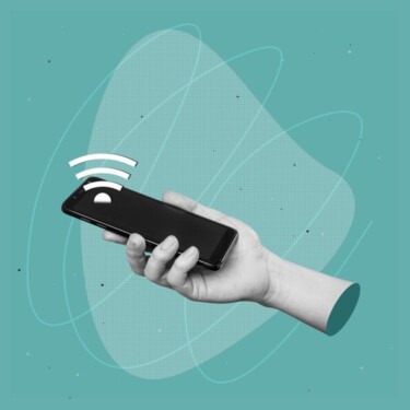 Eine Hand hält ein Smartphone, aus dem das Wifi-Symbol zu kommen scheint.