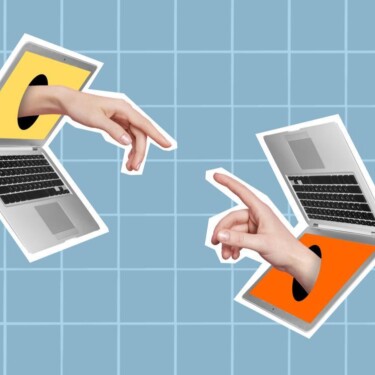 Zwei Laptops schweben sich wie ein Ying Yang Symbol gegenüber, aus ihren Bildschirmen kommt jeweils eine Hand. Deren Finger berühren sich fast, angelehnt an Michelangelos "Die Erschaffung Adams".
